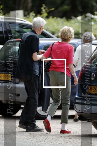 Maarssen Blaricum 7 juli 2018
Berend Boudewijn gaat wandelen bij de Maarsenveense Plassen en daarna rijdt hij naar het Ter Gooi ziekenhuis waar hij zijn vrouw Martine Bijl ophaalt. Daarna gaan ze lunchen bij restaurant de Goede Gooijer.