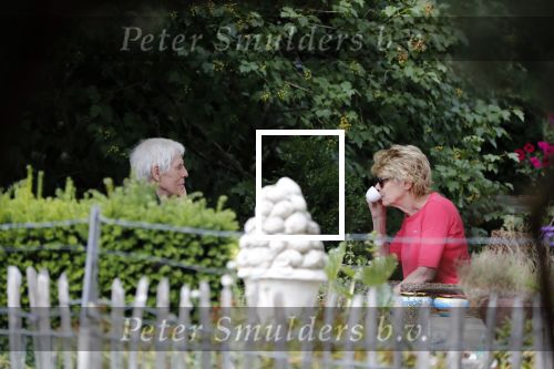 Maarssen Blaricum 7 juli 2018
Berend Boudewijn gaat wandelen bij de Maarsenveense Plassen en daarna rijdt hij naar het Ter Gooi ziekenhuis waar hij zijn vrouw Martine Bijl ophaalt. Daarna gaan ze lunchen bij restaurant de Goede Gooijer.