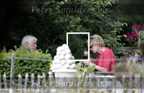 Maarssen Blaricum 7 juli 2018
Berend Boudewijn gaat wandelen bij de Maarsenveense Plassen en daarna rijdt hij naar het Ter Gooi ziekenhuis waar hij zijn vrouw Martine Bijl ophaalt. Daarna gaan ze lunchen bij restaurant de Goede Gooijer.