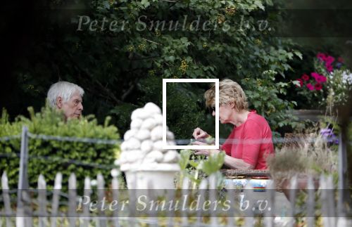 Maarssen Blaricum 7 juli 2018
Berend Boudewijn gaat wandelen bij de Maarsenveense Plassen en daarna rijdt hij naar het Ter Gooi ziekenhuis waar hij zijn vrouw Martine Bijl ophaalt. Daarna gaan ze lunchen bij restaurant de Goede Gooijer.