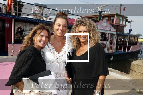 Amsterdam 6 juli 2018
Gordon viert zijn 50e verjaardag bij de Harbour Club en gaat daarna varen met de roze MS de Jordaan. Nathalie Moser