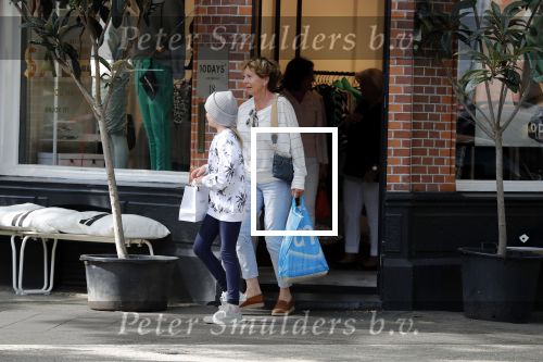 Amsterdam 14 juli 2018
Neelie Kroes aan het winkelen met haar kleindochter.