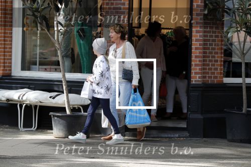 Amsterdam 14 juli 2018
Neelie Kroes aan het winkelen met haar kleindochter.