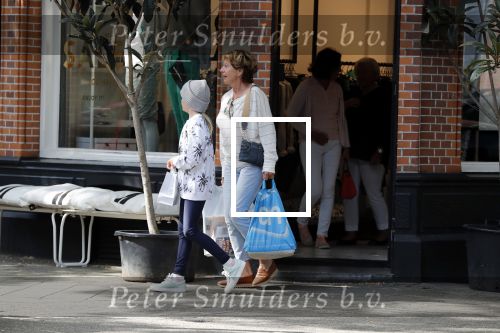 Amsterdam 14 juli 2018
Neelie Kroes aan het winkelen met haar kleindochter.