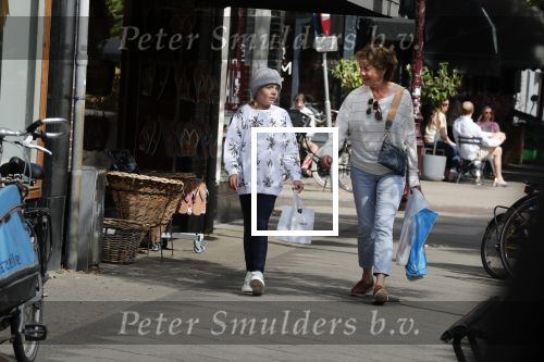 Amsterdam 14 juli 2018
Neelie Kroes aan het winkelen met haar kleindochter.