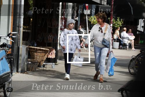 Amsterdam 14 juli 2018
Neelie Kroes aan het winkelen met haar kleindochter.