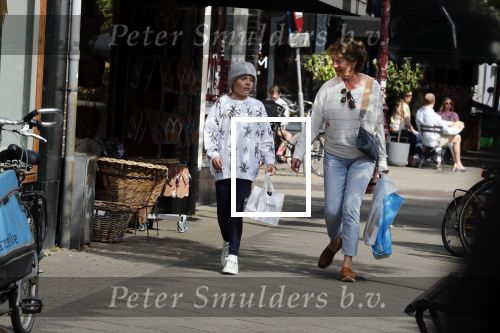 Amsterdam 14 juli 2018
Neelie Kroes aan het winkelen met haar kleindochter.