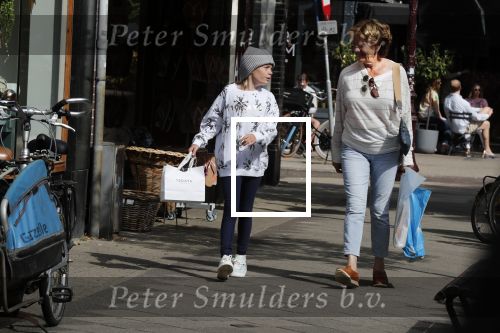 Amsterdam 14 juli 2018
Neelie Kroes aan het winkelen met haar kleindochter.