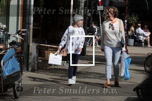 Amsterdam 14 juli 2018
Neelie Kroes aan het winkelen met haar kleindochter.