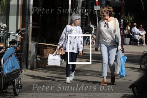 Amsterdam 14 juli 2018
Neelie Kroes aan het winkelen met haar kleindochter.