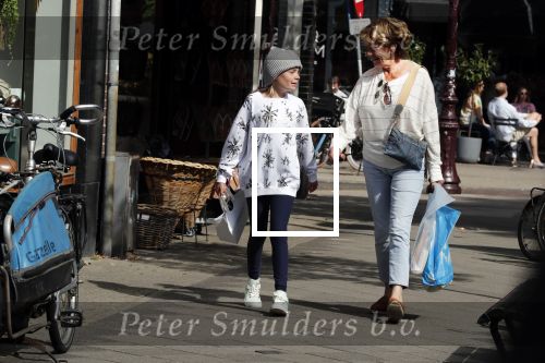 Amsterdam 14 juli 2018
Neelie Kroes aan het winkelen met haar kleindochter.