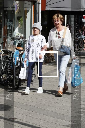 Amsterdam 14 juli 2018
Neelie Kroes aan het winkelen met haar kleindochter.
