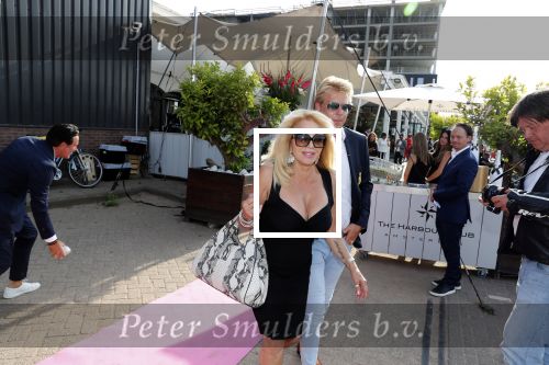 Amsterdam 6 juli 2018
Gordon viert zijn 50e verjaardag bij de Harbour Club en gaat daarna varen met de roze MS de Jordaan. Patricia Paay met haar man Robert