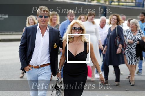 Amsterdam 6 juli 2018
Gordon viert zijn 50e verjaardag bij de Harbour Club en gaat daarna varen met de roze MS de Jordaan. Patricia Paay met haar man Robert