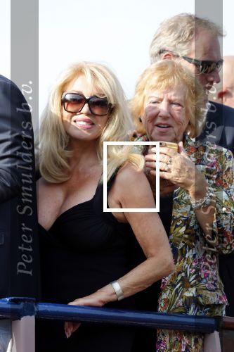 Amsterdam 6 juli 2018
Gordon viert zijn 50e verjaardag bij de Harbour Club en gaat daarna varen met de roze MS de Jordaan. Patricia Paay met haar man Robert