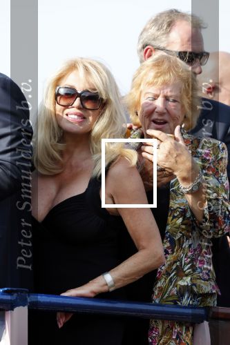 Amsterdam 6 juli 2018
Gordon viert zijn 50e verjaardag bij de Harbour Club en gaat daarna varen met de roze MS de Jordaan. Patricia Paay met haar man Robert