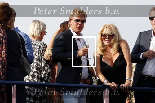 Amsterdam 6 juli 2018
Gordon viert zijn 50e verjaardag bij de Harbour Club en gaat daarna varen met de roze MS de Jordaan. Patricia Paay met haar man Robert
