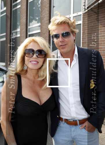 Amsterdam 6 juli 2018
Gordon viert zijn 50e verjaardag bij de Harbour Club en gaat daarna varen met de roze MS de Jordaan. Patricia Paay met haar man Robert