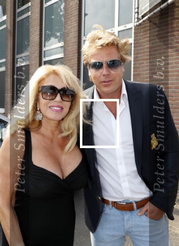 Amsterdam 6 juli 2018
Gordon viert zijn 50e verjaardag bij de Harbour Club en gaat daarna varen met de roze MS de Jordaan. Patricia Paay met haar man Robert