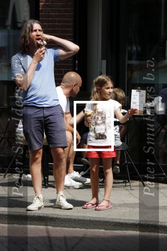Amsterdam 18 juli 2018
Rob v d Wouw eet met zijn dochter een ijsje