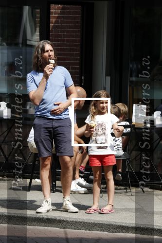 Amsterdam 18 juli 2018
Rob v d Wouw eet met zijn dochter een ijsje
