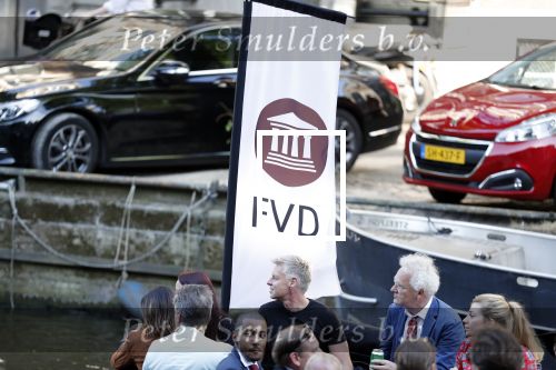 Amsterdam 29 juni 2018
Forum voor Democratie van Thierry Baudet varen met relaties door de grachten van Amsterdam . oa aanwezig Matthijs Albers Jort kelder (met eigen boot) Alwien Tulner Mat Herben Theo Hiddema en Ebru Umar.