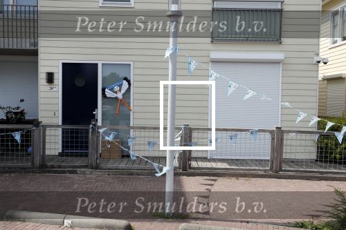Vinkeveen 19 juli 2018
Erik Zwennes partner van Roxeanne Hazes laat hond uit. Huis is versierd ivm geboorte zoon.