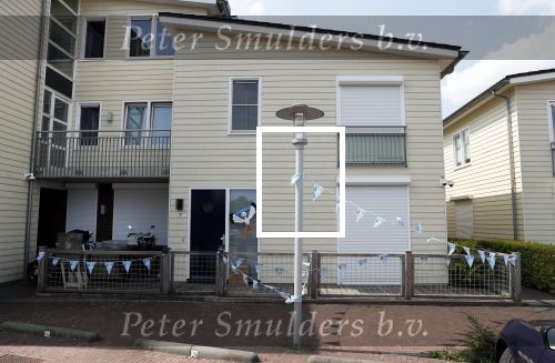 Vinkeveen 19 juli 2018
Erik Zwennes partner van Roxeanne Hazes laat hond uit. Huis is versierd ivm geboorte zoon.