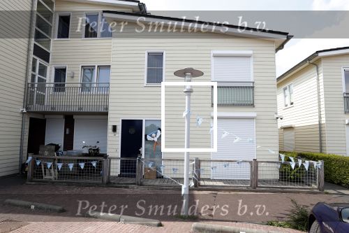 Vinkeveen 19 juli 2018
Erik Zwennes partner van Roxeanne Hazes laat hond uit. Huis is versierd ivm geboorte zoon.