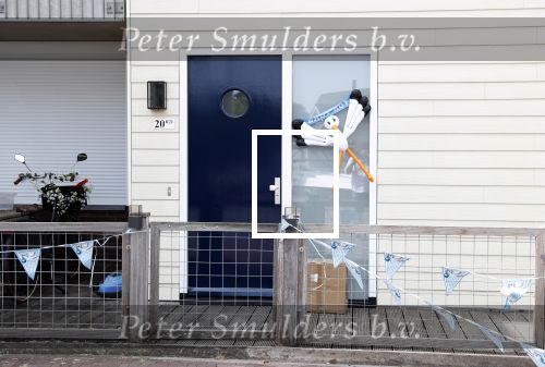 Vinkeveen 19 juli 2018
Erik Zwennes partner van Roxeanne Hazes laat hond uit. Huis is versierd ivm geboorte zoon.
