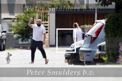 Vinkeveen 19 juli 2018
Erik Zwennes partner van Roxeanne Hazes laat hond uit. Huis is versierd ivm geboorte zoon.