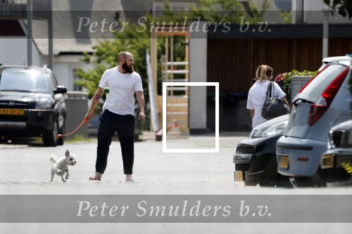 Vinkeveen 19 juli 2018
Erik Zwennes partner van Roxeanne Hazes laat hond uit. Huis is versierd ivm geboorte zoon.