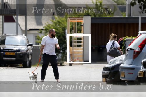 Vinkeveen 19 juli 2018
Erik Zwennes partner van Roxeanne Hazes laat hond uit. Huis is versierd ivm geboorte zoon.