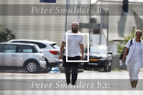 Vinkeveen 19 juli 2018
Erik Zwennes partner van Roxeanne Hazes laat hond uit. Huis is versierd ivm geboorte zoon.