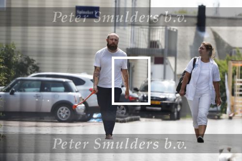 Vinkeveen 19 juli 2018
Erik Zwennes partner van Roxeanne Hazes laat hond uit. Huis is versierd ivm geboorte zoon.