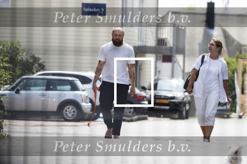 Vinkeveen 19 juli 2018
Erik Zwennes partner van Roxeanne Hazes laat hond uit. Huis is versierd ivm geboorte zoon.