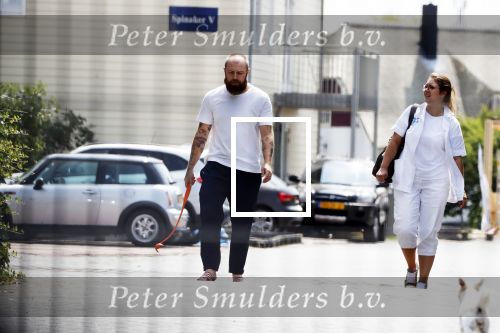 Vinkeveen 19 juli 2018
Erik Zwennes partner van Roxeanne Hazes laat hond uit. Huis is versierd ivm geboorte zoon.