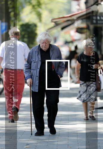 Amsterdam 17 juli 2018
Rudi Fuchs wandelend in Amsterdam zuid.