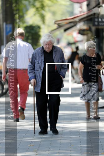 Amsterdam 17 juli 2018
Rudi Fuchs wandelend in Amsterdam zuid.
