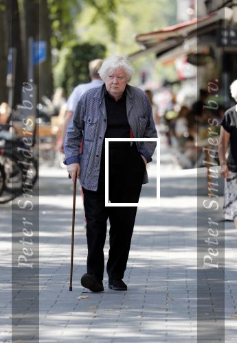Amsterdam 17 juli 2018
Rudi Fuchs wandelend in Amsterdam zuid.