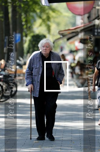 Amsterdam 17 juli 2018
Rudi Fuchs wandelend in Amsterdam zuid.