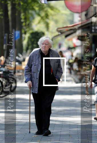 Amsterdam 17 juli 2018
Rudi Fuchs wandelend in Amsterdam zuid.