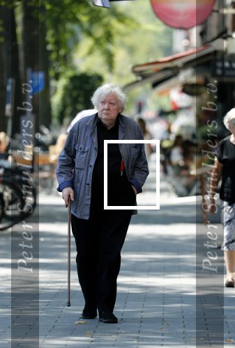 Amsterdam 17 juli 2018
Rudi Fuchs wandelend in Amsterdam zuid.