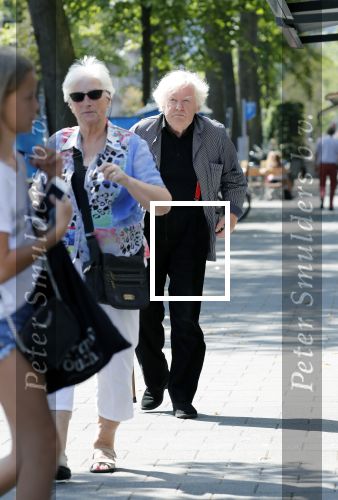 Amsterdam 17 juli 2018
Rudi Fuchs wandelend in Amsterdam zuid.
