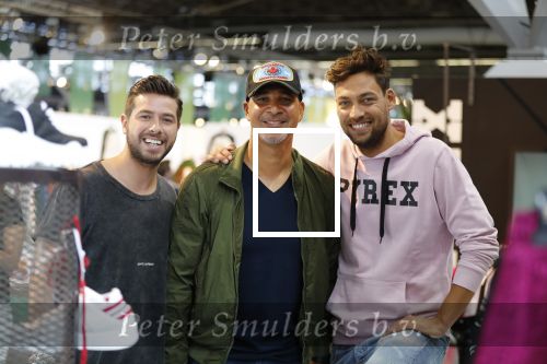 Amsterdam 9 juli 2018
Cris de Ravallet met Ruud Gullit en â€¦ in Pirex stand op de modefabriek.