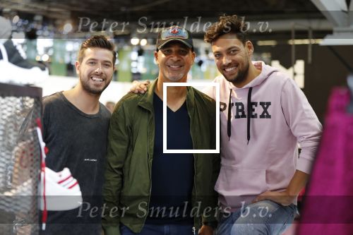 Amsterdam 9 juli 2018
Cris de Ravallet met Ruud Gullit en â€¦ in Pirex stand op de modefabriek.