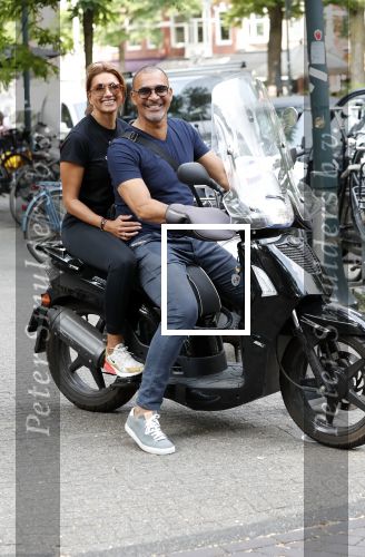Amsterdam 18 juli 2018
Ruud Gullit en Karin de Rooij op scooter