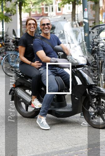 Amsterdam 18 juli 2018
Ruud Gullit en Karin de Rooij op scooter