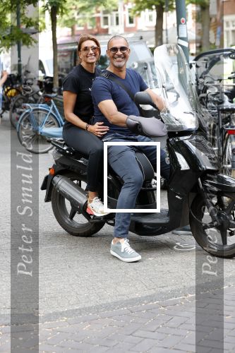 Amsterdam 18 juli 2018
Ruud Gullit en Karin de Rooij op scooter