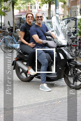 Amsterdam 18 juli 2018
Ruud Gullit en Karin de Rooij op scooter